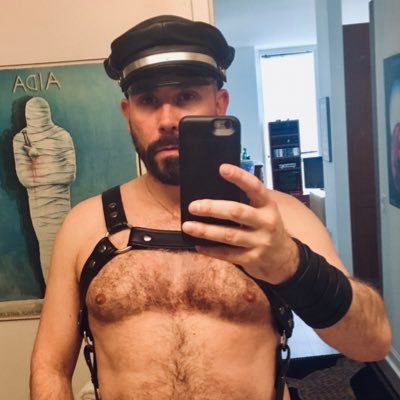 I’m a mid-forties🇨🇦🏳🌈 beefy bear, top fister who loves to fist hungry holes and who loves getting fucked.👊🍑🍆💦