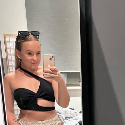 EllaBettis's profile picture. fitness instructor, dance teacher, performer in training, bookworm, baker (not a good one)... insta @ells.Ann 💙🦋