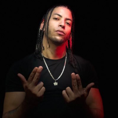 Cantautor Dominicano, Autor, Actor, Editor, Arreglista, Promotor, Productor En Fin Nació el 18 de Diciembre del 1998 en Tamboril,Santiago República Dominicana.