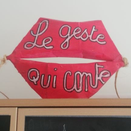 J'aide les sensibles (hypersensibles, éco-sensibles, human-sensibles, politico-sensibles) à construire, asseoir, apaiser, consolider leur place dans la vie.
