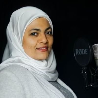 امرأة،مسلمة، مصرية، عربية.
باحثة علم لغة، معلقة صوتية.
سمية أبو حمد..
تبعث في النص الحياة.