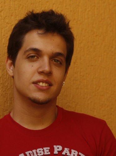 técnico e estudante de design gráfico.