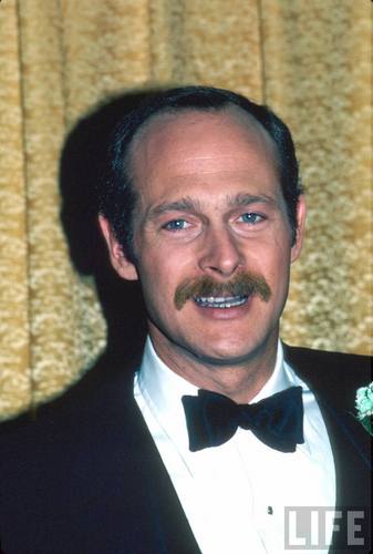 grossarms's profile picture. Google me.