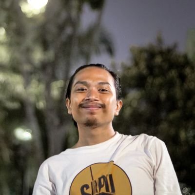 Hanya desainer grafis biasa yang suka nulis, baca, jalan-jalan dan motret sana-sini ❄✨