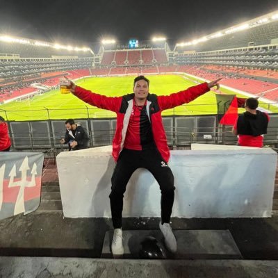 Sus buenos chistes y unas cervezas, Arquitecto, futbol y dos colores: rojo y negro