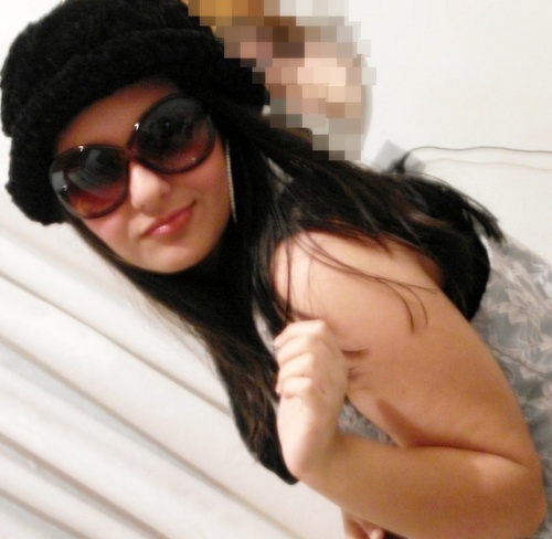 A meeniiniinha coom jeeitiinho
de booazinha,
coom caariinha dee queetiinha,
maais quue não é boobiinha.!
A meenina que te ouuve, quue te
da conseelho.