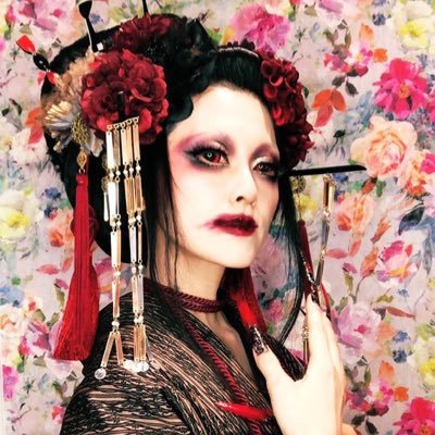 BLがやおいだった頃のオタ→バンギャ→黒ロリ→Raverを経てブランクありつつディアラバに一目惚れ弱ペダ沼でオタ復帰しV系ババンギャも復帰のアラフィフバツ2の飯酒猫アルカSM緊縛推し活垢。タトゥー好き💜龍崎紅羽女王様@kureha_ryuの受け手🪢ロードバイクはSCOTT🚴♂️