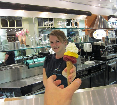 SaluteZwolle's profile picture. De officiële Twitter van ijssalon Salute in Zwolle! Volg ons voor de allernieuwste smaken en meer informatie over ons prachtige ijssalon!