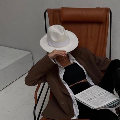 __eshtiag's profile picture. serendipity.