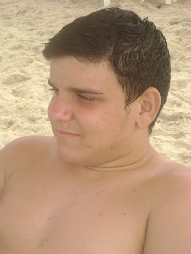 16 anos, estudante,solteiro, feio, carinhoso, ciumento, ,sair,amigos(...), não dá para se defenir só em 160 caracters ;* segue? (: Ta Afim De Mais? Eu respondo;