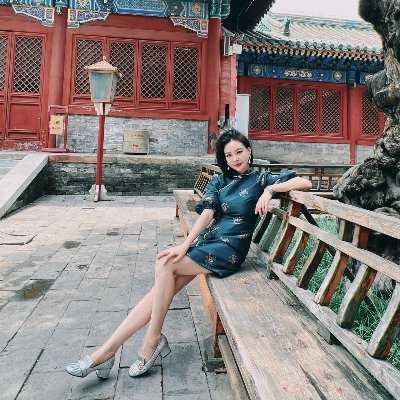 Passionate businesswoman and dog lover, I'm a single mom looking for a serious relationship. Tweets do not represent an opinion.