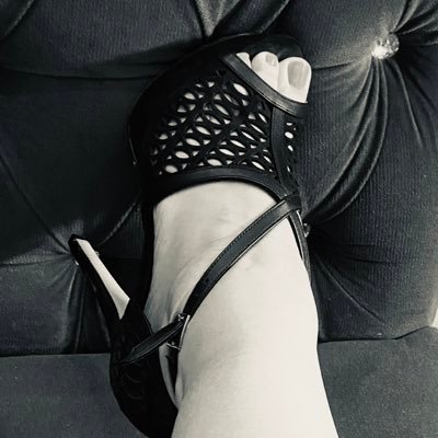 hello, sign up for my oblyfans, you're going to have fun 😈💦👣, explicit content, varied 😈