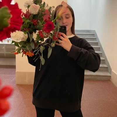 Віра-Надія-Любов. Збираю квіти в букети, менеджерю в Дилетанті, в мене класний чоловік і смішна собака