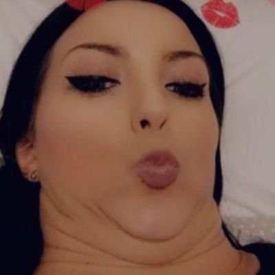 Tasou_pig's profile picture. υπάρχει πάντα μια απόσταση μικρή,από τον έρωτα ως την καταστροφή ..