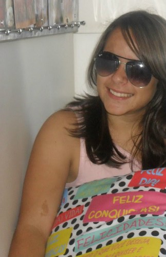 Sou apenas uma garota,Tenho 16 anos vivendo meus sonhos no meu mundinho,onde ser FELIZ é a minha prioridade...Atleticana! Me segue?