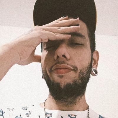 Pai do Kalel, cinéfilo, doido das séries, gamer e trouxa nas horas vagas.