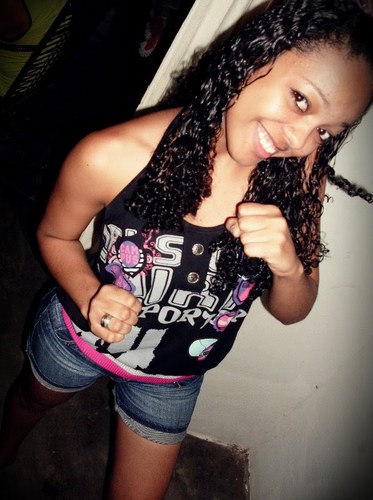 uma pequena menina com sonhos de uma grande mulher vivendo num mundo surreal e estresante tentando apenas ser felizzz!!! Paixão te adoro♥