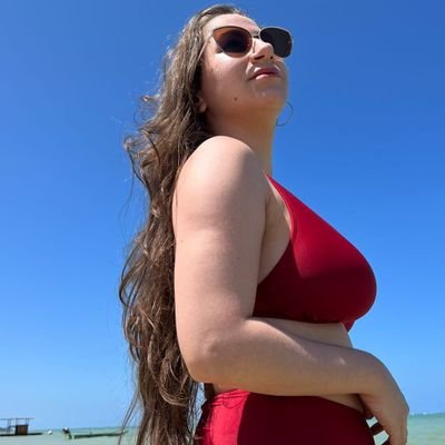 Carolynetuitt's profile picture. Love u minha branquinha @izazach 🤏🏻🤍