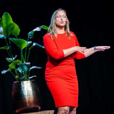 Queen of connection ❤️ Spreker, coach & schrijver 🎤 Brengt liefde, connectie en openheid🌿 Ook: eigenaar Miracles by Stella: 100% natuurlijke verzorging