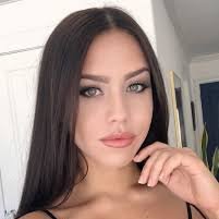 caitlinhenry443's profile picture. 