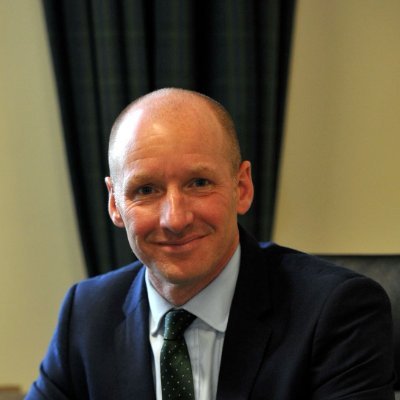 Headmaster at @beaudesertpark Chess lover, sproodle owner and handstand enthusiast
