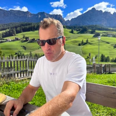 Vader, vriend, echtgenoot, levensgenieter, ingenieur, ondernemer, lector, triatleet, polyglot, globetrotter. 2x krom maakt niet recht.
