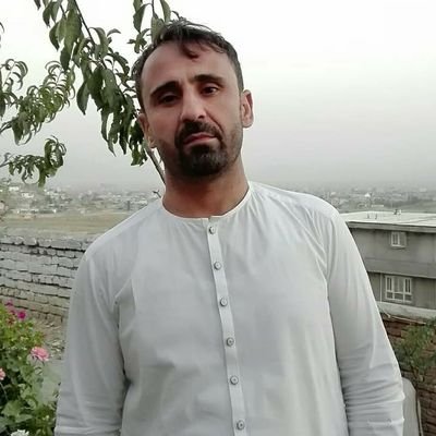 یک شهروند از کشورخدازده گی دربدر وگدای گر
شغل دست فروش روی جاده شهرکابل
خواهش بیرون شدن از خاک بادستان انفجارستان