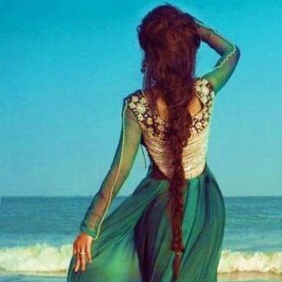 تسألني لماذا لم أغرق بك.؟! لأنك لم تكن بحراً أنا التي كنتُ أتخيلك حينها لا أكثر.!