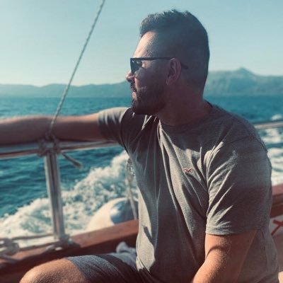 P3TTTO's profile picture. What lies in the shadow of the statue ?