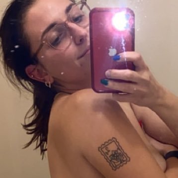 el_abeth's profile picture. obsessing and yearning and sexy and unique