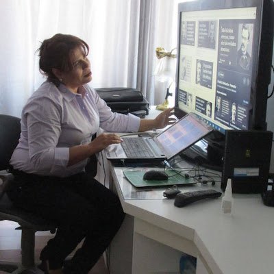 giuliana_kely's profile picture. Sou de esquerda! Não gosta?!! Passa!
Porque não consigo entender...pobre de direita!