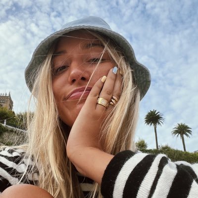 anitagodie's profile picture. Audiovisual Communication and Media 

nunca seremos tan jóvenes como esta noche 
https://t.co/vQgsY4yGjC