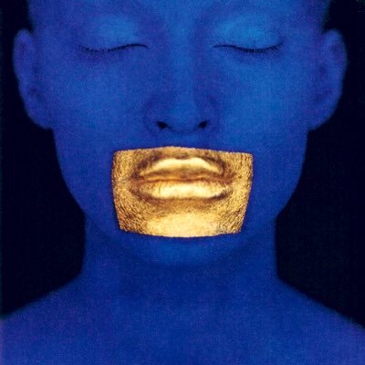 Moi, amoureuse du beau bleu d'Yves Klein شیفتهٔ آبیِ ایو کِلَن 🦋 گیر افتاده پشت لفاف غربت…