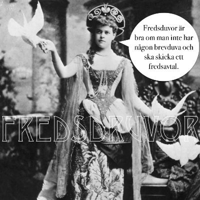 Fredsdruvor låter sekelskifteskvinnan blomma ut i full prakt. Med alldeles för smal midja och för stor hatt drivs hon av att få dig att skratta.