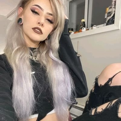 She/They
✨Your local witchy cosmetologist ✨
Book a reading