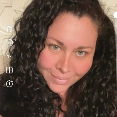 About that *M@M & Wyfe Lyfe* Former Actor,$inger and writer Now Momming 3 kids and artist designer of wreaths, decor etc