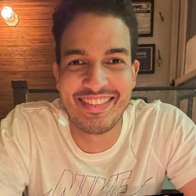 Primo tércero de Batman, amante de la buena música, vivo con miedo a que me salga El Topo Yiyo en las noches, medio arrogante y bipeo con mi número privado.