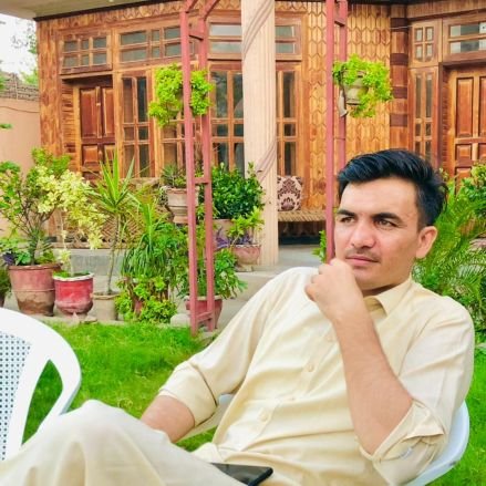 ImranMa91354781's profile picture. Reading books