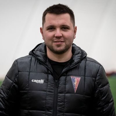 Media Manager Akademii Pogoni Szczecin. Dawniej dziennikarz Gazety Wyborczej, Przeglądu Sportowego oraz Piłki Nożnej. Prywatnie bałkanista i miłośnik Szczecina.