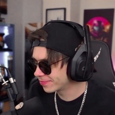 escuchando fine line con rubius, auron, karchez & carre ;✧🏠