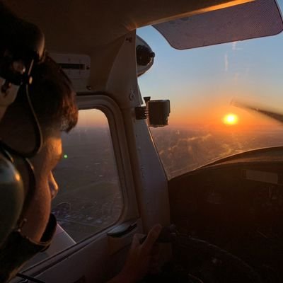 Piloto de vehículos productores de sustentación, a veces fotógrafo. Sobre todo eso, hincha de Newell's y de Lewis Hamilton