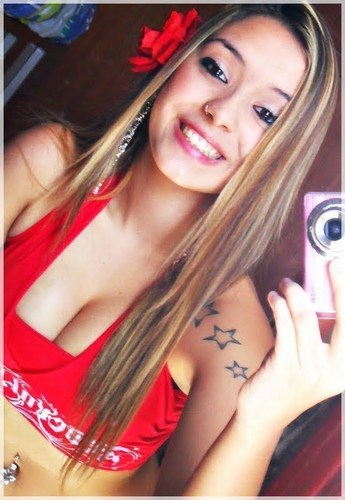 17 years, atriz, modelo, ciumenta, fria, orgulhosa, músicas, shopping, amigas, compras... siga-me ?