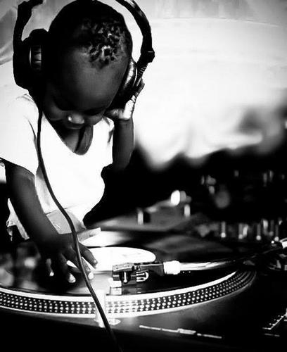Rapper,Produtor,DJ,integrante da equipe de djs Dia D'Groove,musico free lancer e pessoa alto astral!