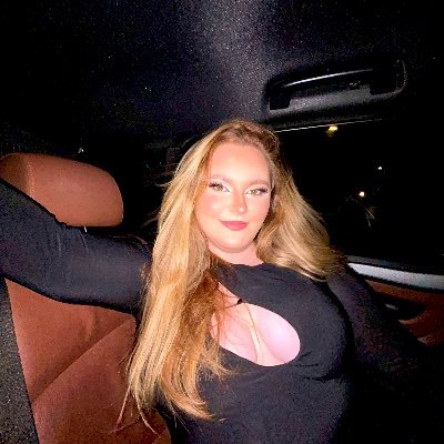 R_Elizabeth222's profile picture. 