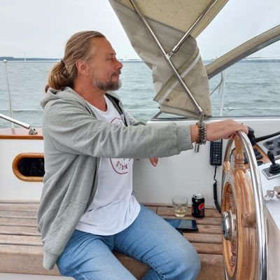 pepinoz's profile picture. Don't follow me, I'm lost too