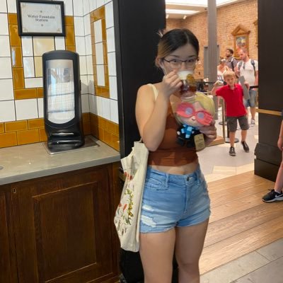 Elon University '23
(She/her)
Major: Middle Grades Education in English Minor: TESOL