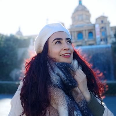 Psicóloga, Magistra en Estudios de Paz. Llegar tarde al trabajo, al amor, a las fiestas y a las redes sociales.