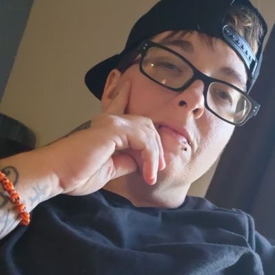 Hxllywxxdwhxre1's profile picture. 🦂