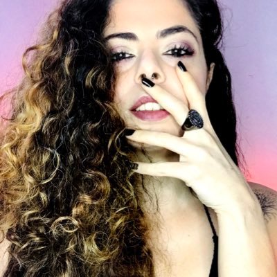 comunicóloga, atriz, doula, mãe solo, inimiga do fim || Insta @luribeiro.eu