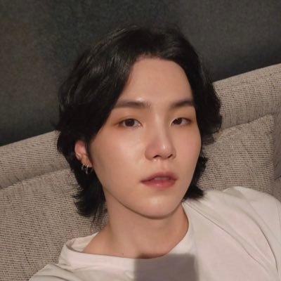 Em busca de álbuns e merchs do BTS com preferência de cards e brindes do Yoongi.